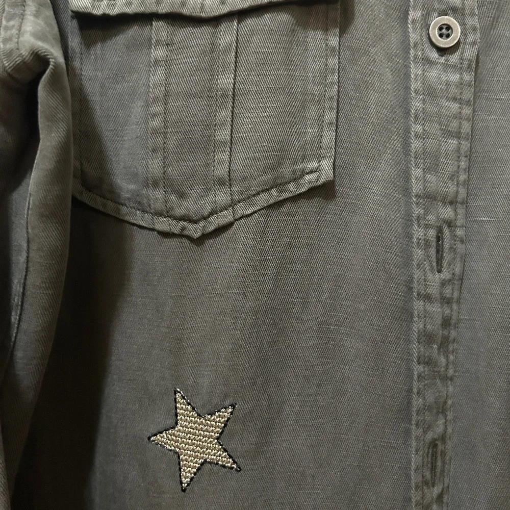 LIKE NEW! Women's Rails Loren - Gray Button down w/Stars - MEDIUM - Picture 5 of 10